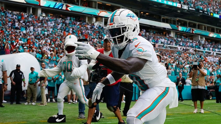 dolphins tyreek hill shrugs off possible backflip selfie video punishment its worth it