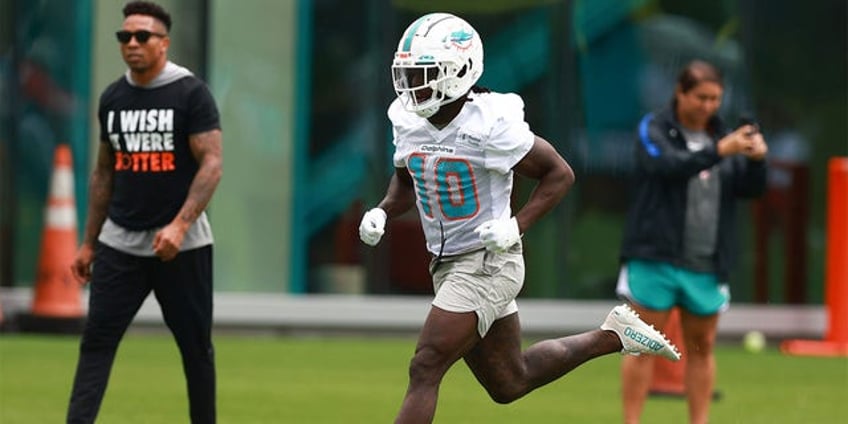 dolphins tyreek hill supports eric bieniemy after intense coaching style draws concern