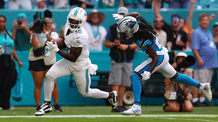 dolphins tyreek hill takes phone to perform dazzling celebration after latest touchdown