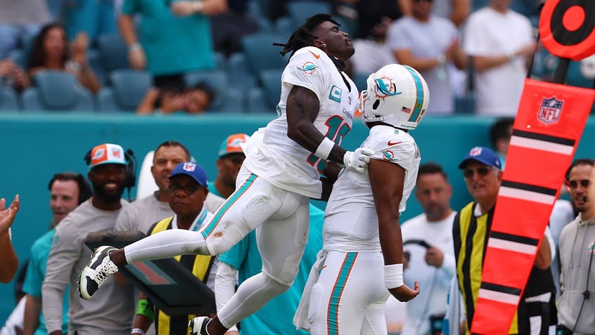 dolphins tyreek hill takes phone to perform dazzling celebration after latest touchdown