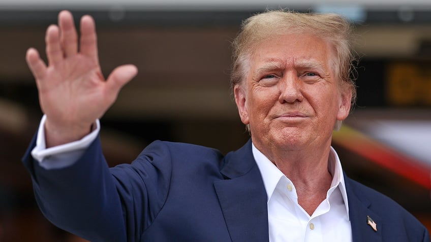 Donald Trump waves to crowd