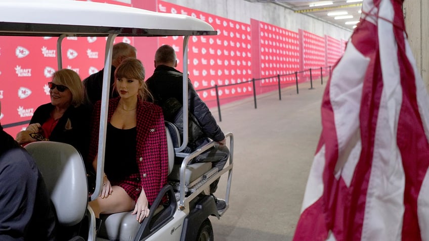 Taylor Swift in a cart