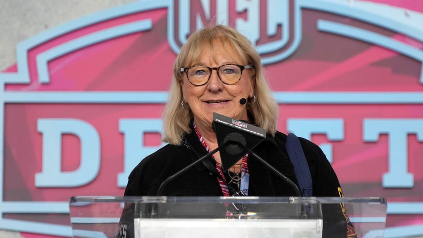 donna kelce sits next to another famous face to watch eagles play commanders