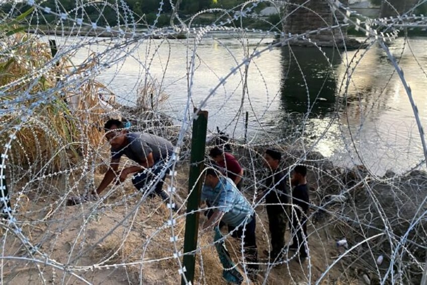 dozens of migrants arrive at us mexico border