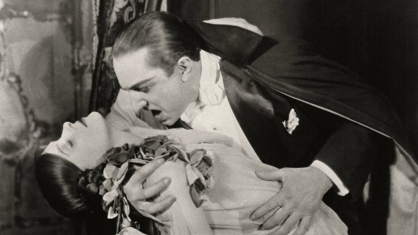 Bela Lugosi as Dracula about to bite a woman's neck