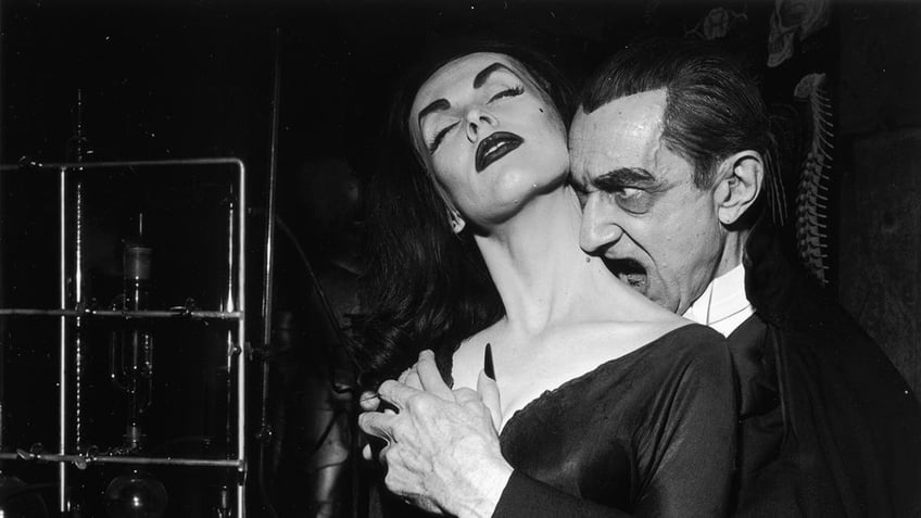 Bela Lugosi biting Vampira's neck