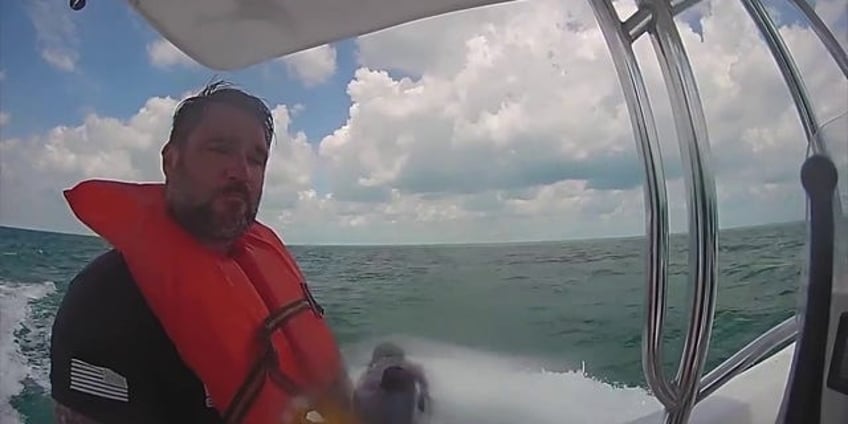 dramatic video captures florida mans rescue after plane crashes into gulf of mexico make it or drown