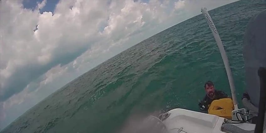 dramatic video captures florida mans rescue after plane crashes into gulf of mexico make it or drown