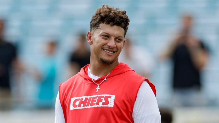 Patrick Mahomes looks on