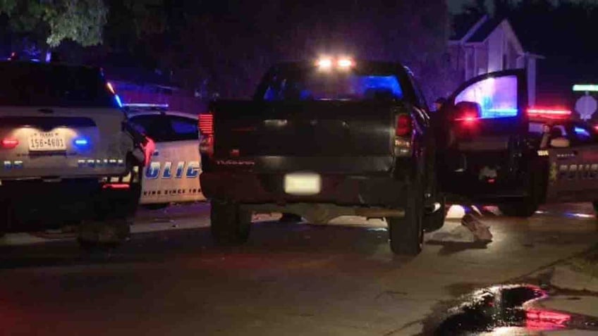 driver hits 4 dallas police officers during standoff with barricaded shooting suspect