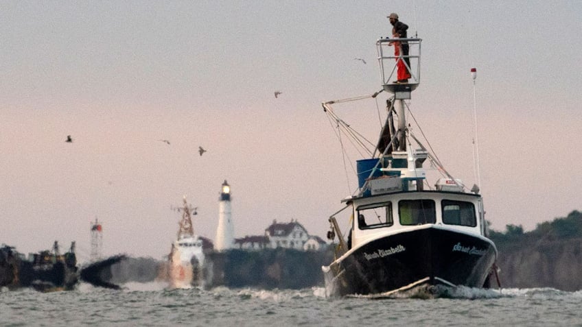 driver trapped in sinking car in maine bay rescued by nearby lobsterman first responders