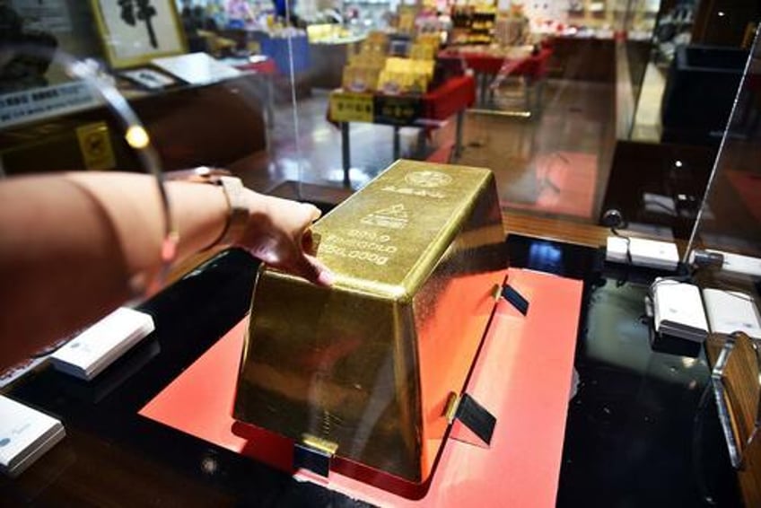 dubais record breaking 300 kg gold bar