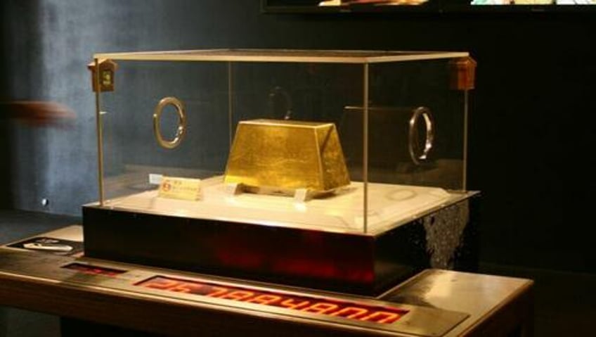 dubais record breaking 300 kg gold bar