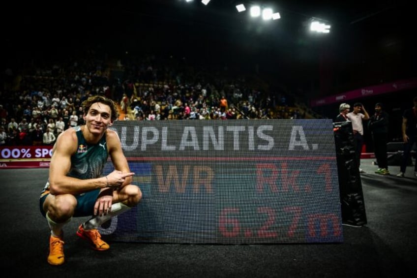 One more time: Armand Duplantis poses in Clermont in front of a scoreboard showing his nam