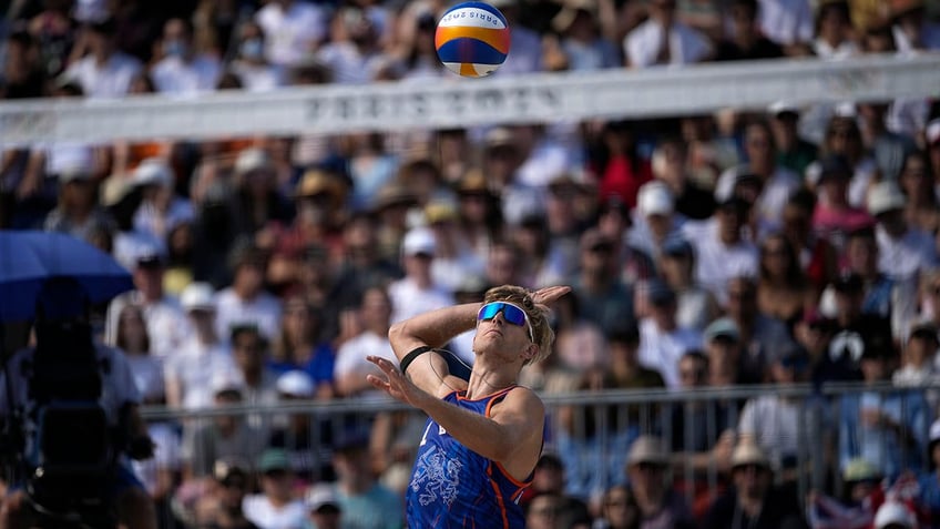 Steven van de Velde serves