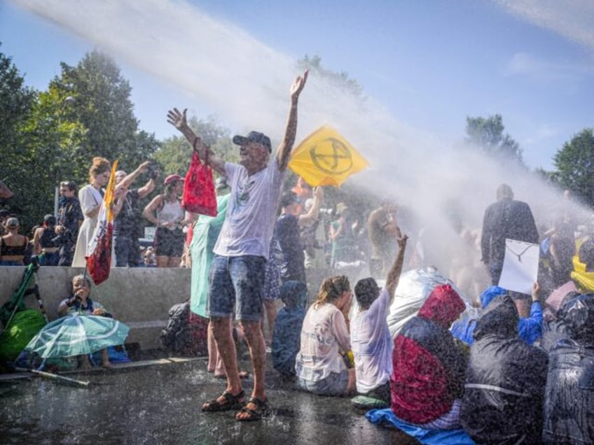 dutch police clear thousands of climate crazies from highway with water cannons