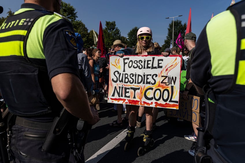 dutch police clear thousands of climate crazies from highway with water cannons