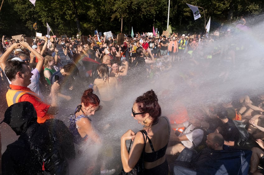 dutch police clear thousands of climate crazies from highway with water cannons