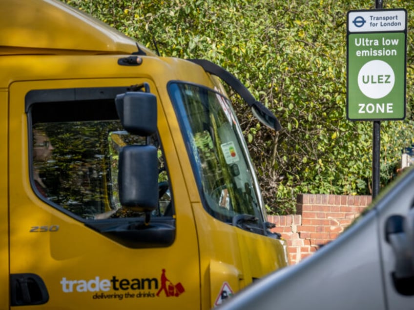 Transport for London's (TFL) new signposts for the new Ultra Low Emissions Zone (ULEZ) have been erected around the inner orbital road perimeter around the capital, and seen on the South Circular in East Dulwich on the day that the new area becomes effective for newer vehicles, on 25th October …