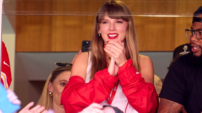 eagles darius slay pleads with taylor swift not to attend super bowl rematch against chiefs