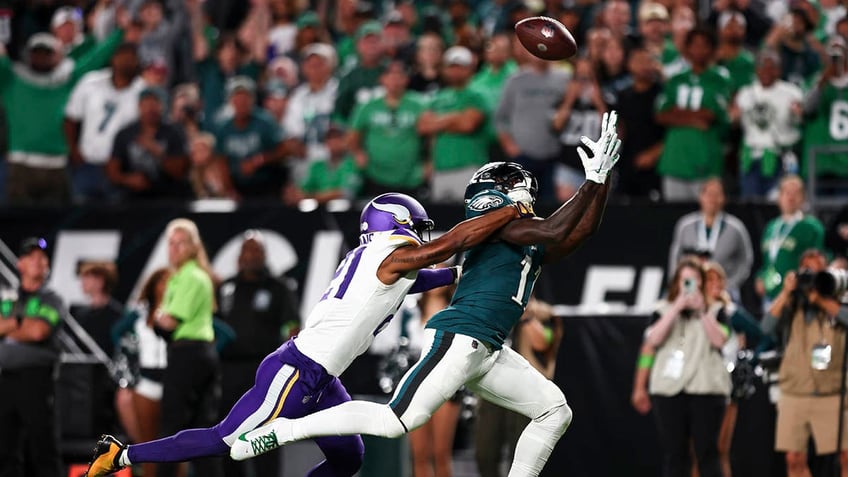 eagles downplay heated sideline spat between jalen hurts aj brown everybody wants to make plays