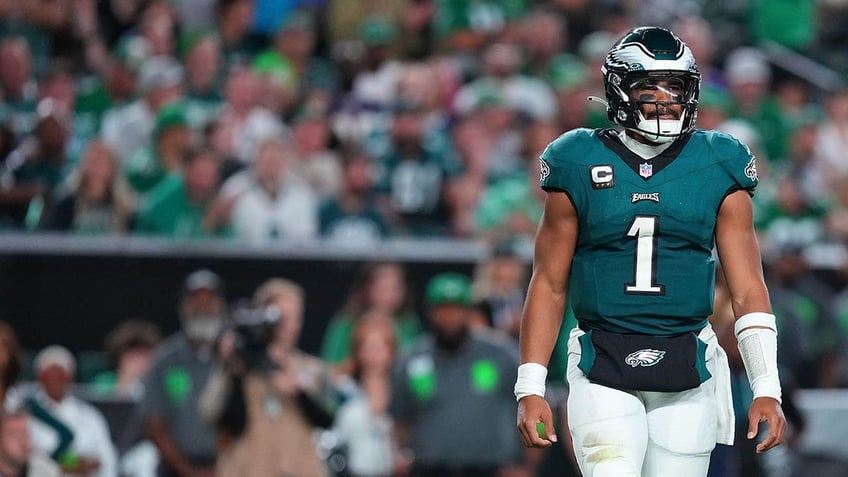 eagles downplay heated sideline spat between jalen hurts aj brown everybody wants to make plays