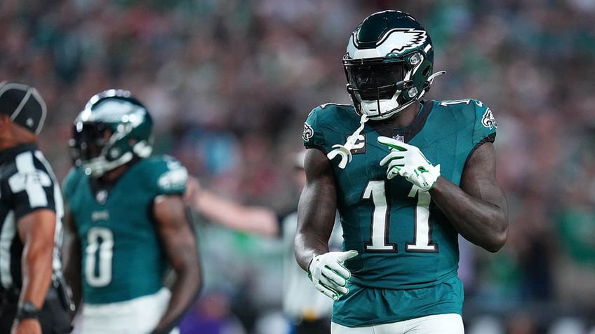 eagles downplay heated sideline spat between jalen hurts aj brown everybody wants to make plays