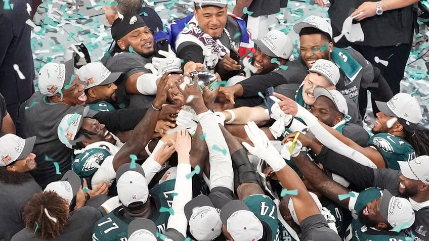 Eagles touch Lombardi Trophy