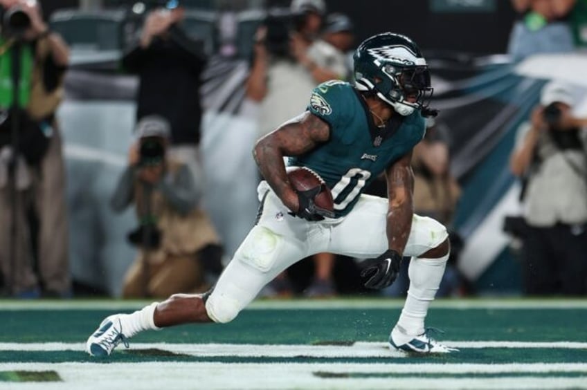 eagles grind out win over fumbling vikings