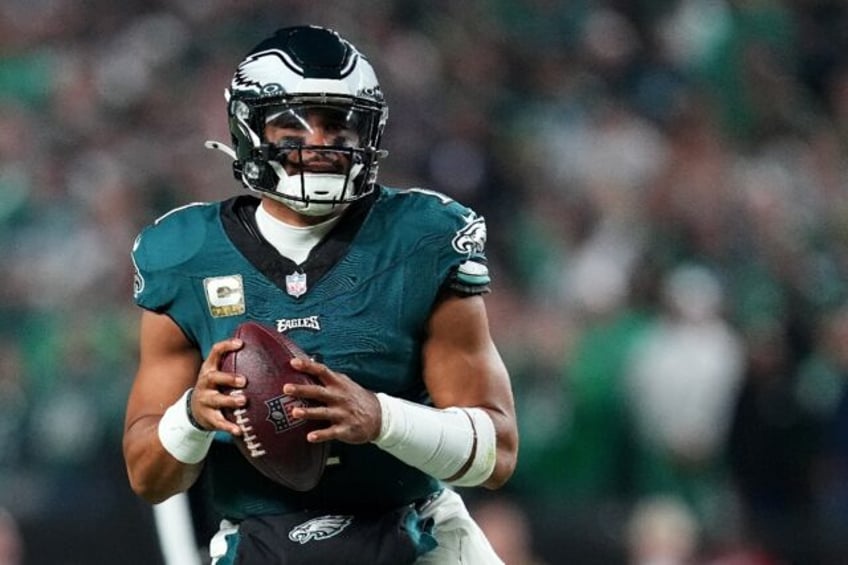 eagles hold off dallas while chiefs ravens grab nfl wins