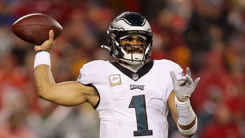 eagles jalen hurts scores 2 touchdowns in second half to exact revenge on chiefs