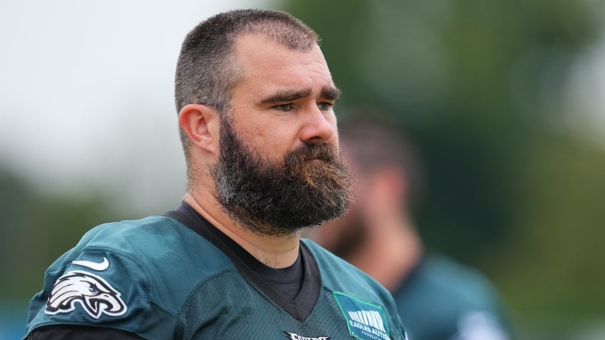 eagles jason kelce wife kylie dish on disastrous 1st date how pro bowler popped the question