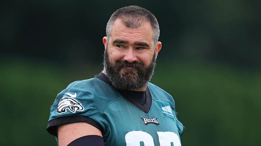 eagles jason kelce wife kylie dish on disastrous 1st date how pro bowler popped the question