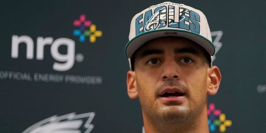 eagles marcus mariota addresses hawaii wildfires were praying for them