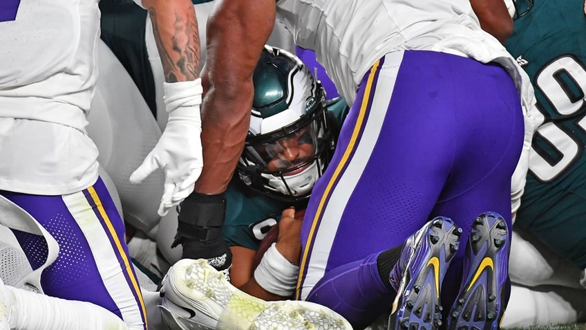 eagles run all over vikings jalen hurts racks up three total touchdowns in victory