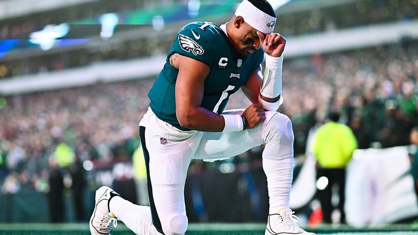 eagles should consider benching jalen hurts for stretch run ex nfl qb says