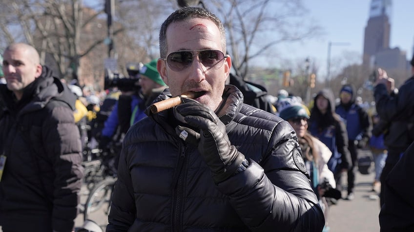 Howie Roseman enjoys cigar