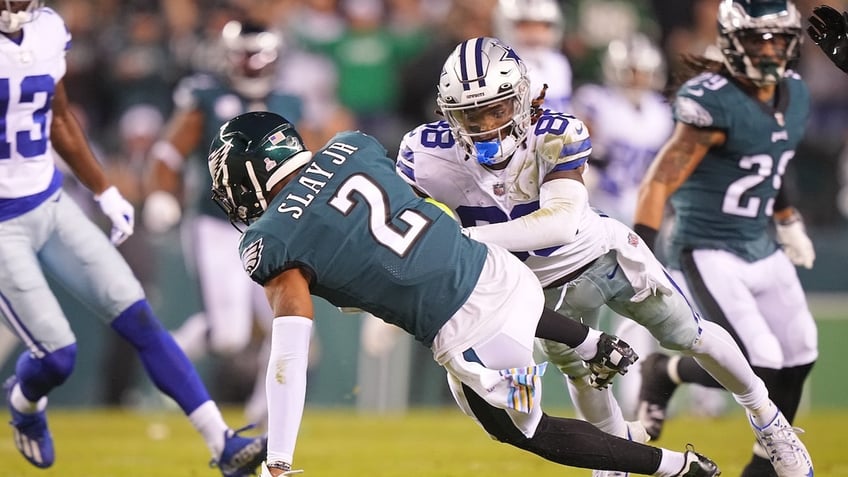 Philadelphia Eagles Darius Slay Jr. in action, runs with the football vs. Dallas Cowboys CeeDee Lamb.