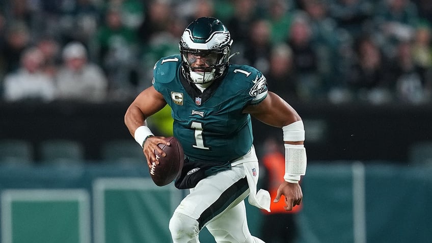 eagles survive cowboys final drive to win thrilling nfc east battle