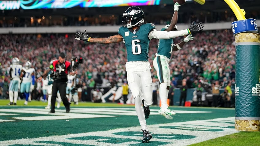 eagles survive cowboys final drive to win thrilling nfc east battle