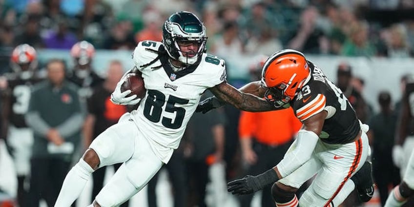 eagles tyrie cleveland moro ojomo carted off the field with neck injuries in preseason game