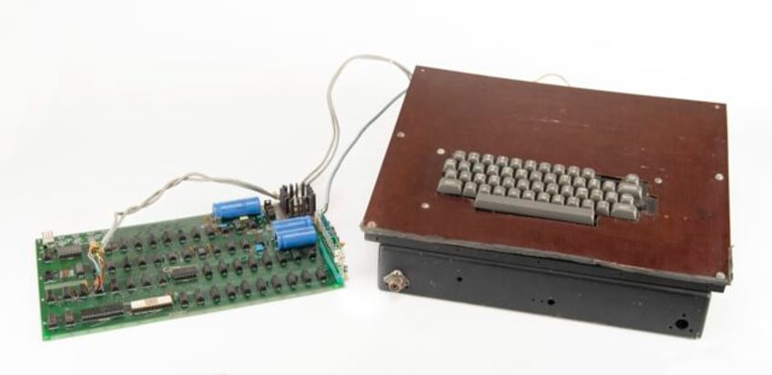 early apple computer that helped launch 3t company sells at auction for 223000