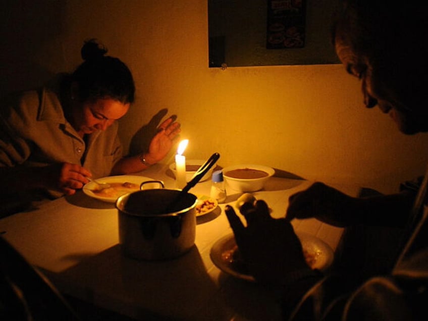 The customers of a small restaurant in Q