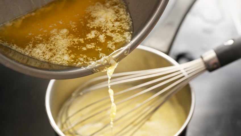 making-hollandaise-sauce