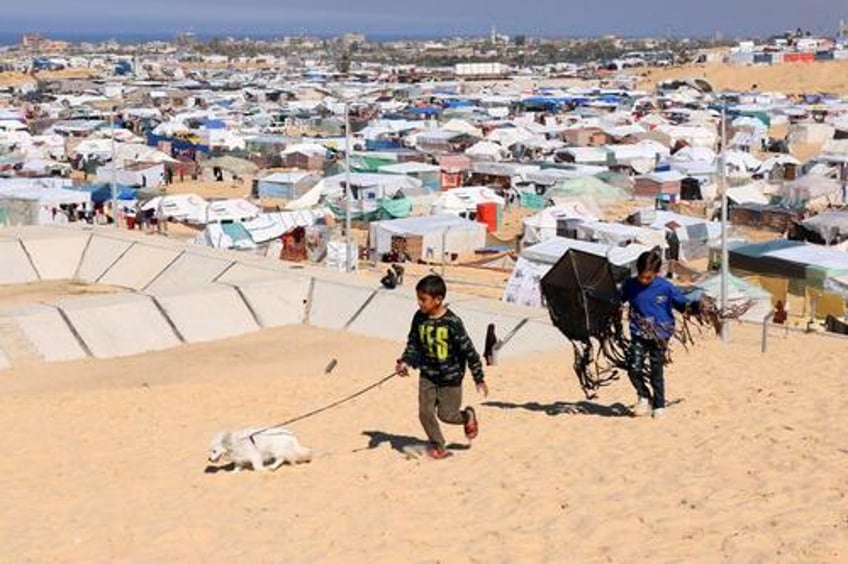 egypt erects 8 square mile walled enclosure in sinai desert for rafah refugee spillover 