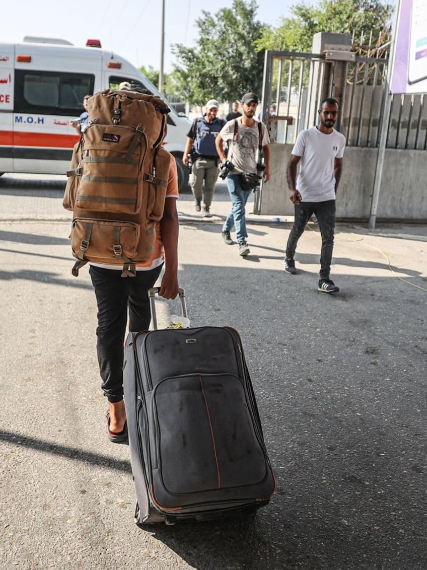 egypt lets foreigners and injured but not regular palestinians flee hamas controlled gaza