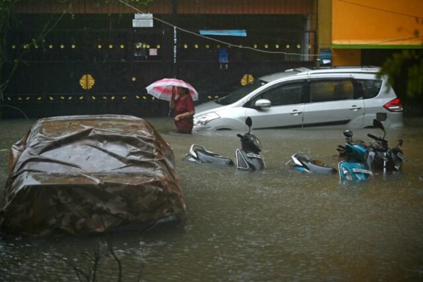 eight dead as cyclone batters indias southeast coast