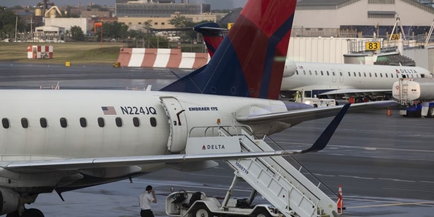 eight delta passengers intervene to stop subdue man who allegedly assaulted attendant during flight