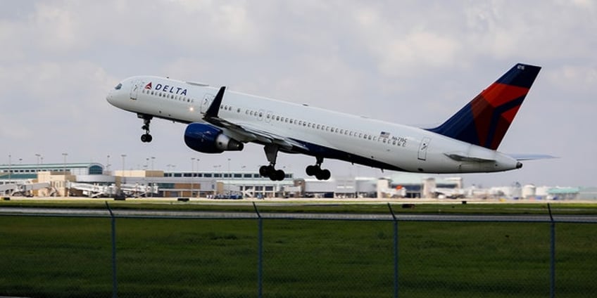 eight delta passengers intervene to stop subdue man who allegedly assaulted attendant during flight