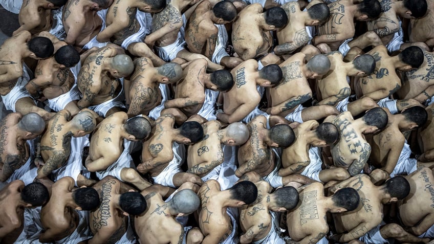 el salvador passes new rules allowing mass trials for accused gang members in crackdown effort